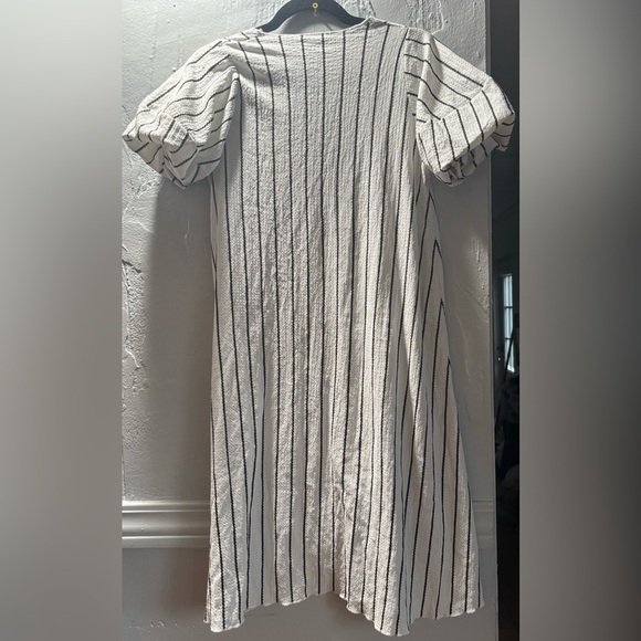 Zara MIDI drees Black and White Striped V-neck and short puff sleeves - Picture 7 of 13